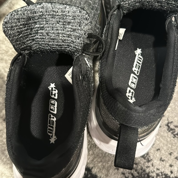 Women’s Nike React Infinity Run Size 8
Black with a holographic design - Picture 7 of 9